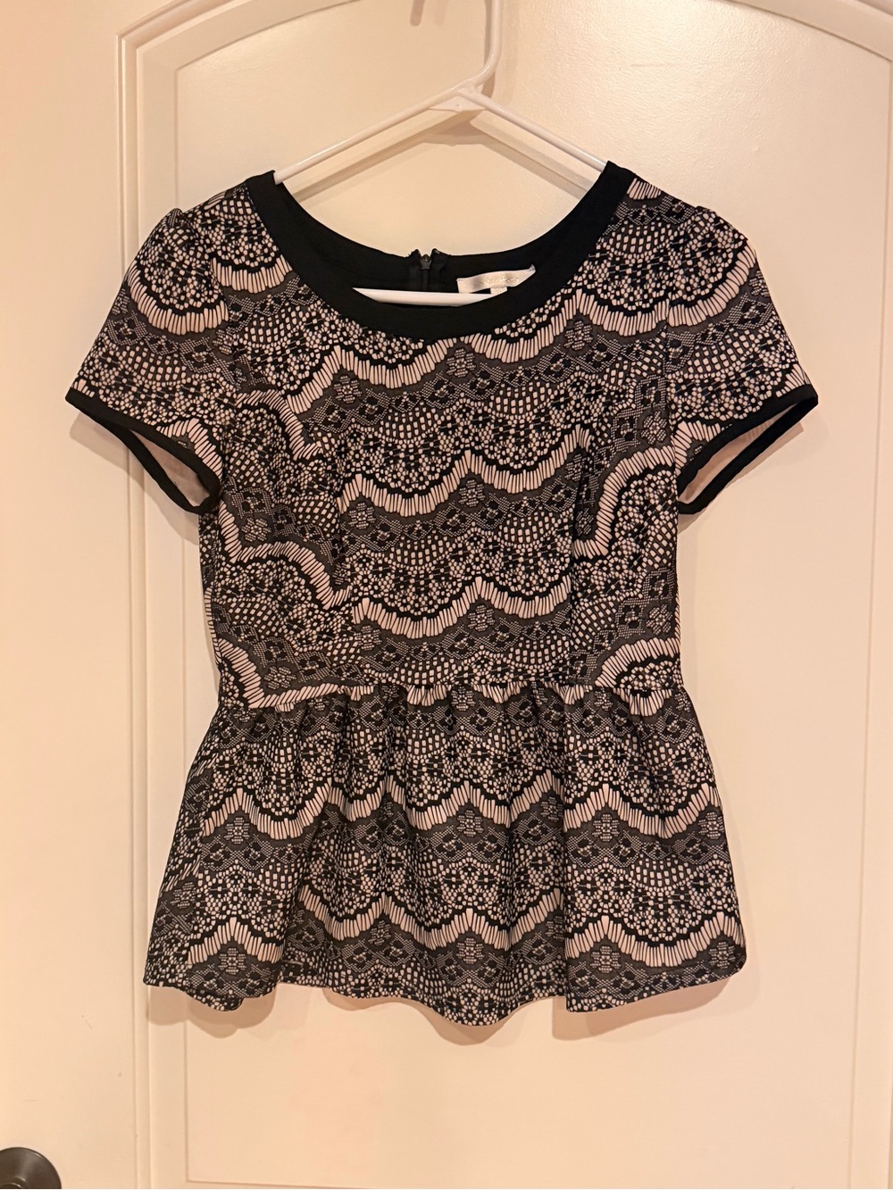 Under Skies Women's Black and Cream Lace-Pattern Peplum Top Size M EUC